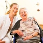 Pflegerin und eine Seniorin im Altenheim<br />© Kzenon - Fotolia.com